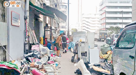 福榮街近元州邨行人路長期有人堆放雜物，影響環境衞生。