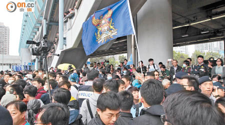 香港被指「去殖民化」不力，本應走進歷史的龍獅旗再現街頭。