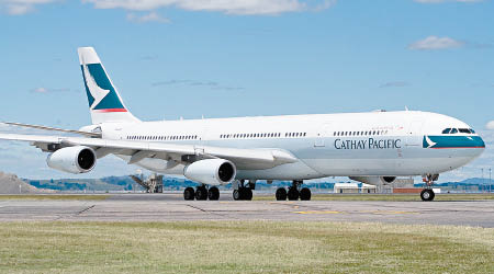 國泰CX198航機急煞停後泊於奧克蘭機場維修坪。（互聯網圖片）