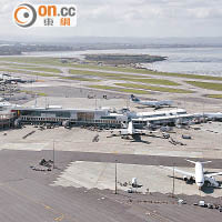 國泰航機在奧克蘭機場起飛時發生故障。（資料圖片）