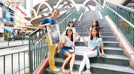 林旭輝與四位女畫家合作為怡和街「天梯」變身。（梁鵬威攝）