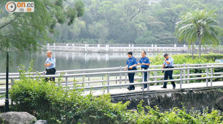 警員在未圓湖調查，遇溺女子則送院檢驗。（吳欽旺攝）