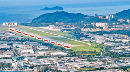 港龍有飛機被指降落檳城機場04號跑道（紅箭嘴方向）時「硬着陸」，嚇壞機上乘客。（互聯網圖片）