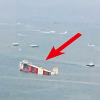 市民在高處拍攝到半潛駁船卸貨時仿似下沉（箭嘴示）。（互聯網圖片）