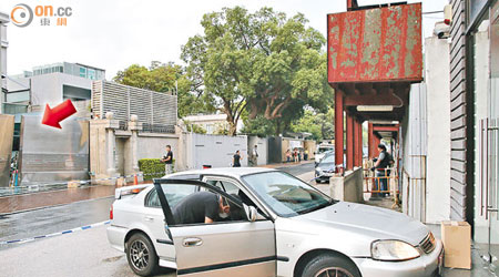 大閘（箭嘴示）被撞損毀，現場遺下私家車。（梁國雄攝）