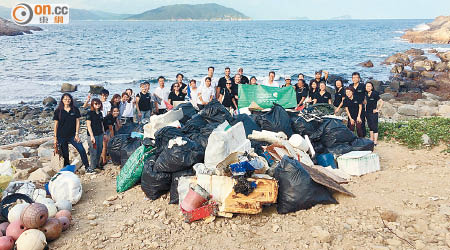 「清潔香港」協辦單位大自然保護協會早前清潔本地「垃圾灣」，為今年活動揭開序幕。