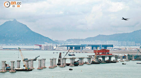 港珠澳大橋香港段工程多番出現阻滯，完工無期。（資料圖片）