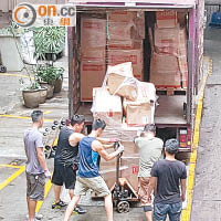 本月二十一日，工人在新蒲崗貨倉將多箱貨物運到貪曾畢拉山道的新居。（資料圖片）