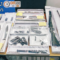 香港警方展示檢獲的一批仿製槍械及武器。（梁卓明攝）