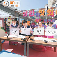韓語班是文化節其中一項活動，導師會以漫畫圖解教授簡單詞語及發音。