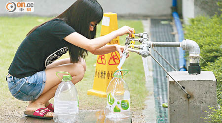 鉛水風波令邨民對單位的食水安全信心盡失，不少邨民繼續到街喉取水。（資料圖片）