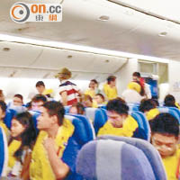 今年七月國泰航機急降阿拉斯加軍用機場事故中，乘客紛紛穿上救生衣。