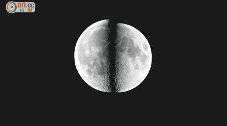超級月亮（左）和平常月亮（右），直徑大小約相差百分之七。（香港太空館提供）