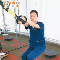 劉焯霆示範握繩索站平衡板上，可鍛煉滑水需要用的肌肉，減低受傷機會。