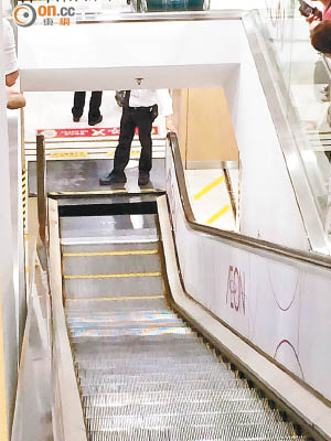扶手電梯底層一塊踏板懷疑移位，出現大空隙。（讀者提供）