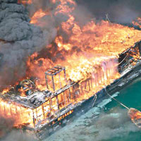 筲箕灣避風塘火警燒毀多艘船隻，火光熊熊。（互聯網圖片）