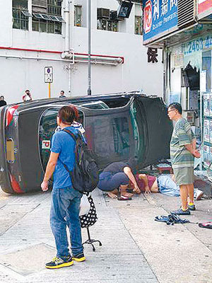 男途人被翻側私家車壓傷。（互聯網圖片）