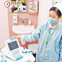 郭婉琪表示，社區健康中心的理遺科有超聲波儀器，為病人評估病情。（黃卓然攝）