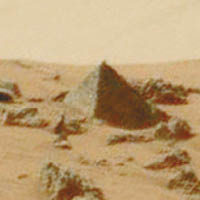 火星曾出現不少造型奇特的怪石，圖為火星上的「金字塔」。