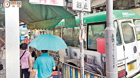 東勝道有路牌牌柱及路燈燈柱被掛上物件，令人擔心影響途人及道路安全。