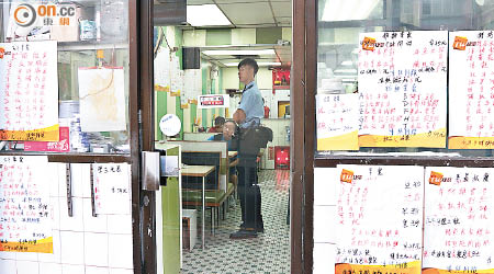 大埔<br>警員於廣福道遇竊茶餐廳內調查。（麥少峰攝）