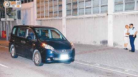 七人車停於路邊，車主到場等待將車開走。（林耀康攝）