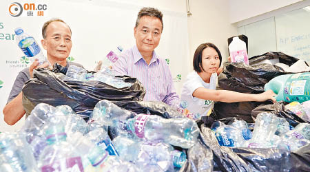 劉耀成（中）指塑膠回收依靠大量人手，政府只資助買機器，對業界幫助不大。（洪銘業攝）
