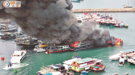 筲箕灣避風塘本周日火燒連環船，濃煙沖天。（資料圖片）