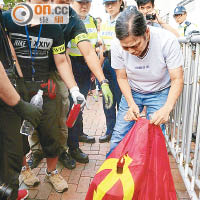 雷玉蓮（右）一度試圖以打火機焚燒共產黨旗幟。（溫國佳攝）