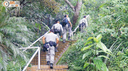 多名警員昨午在村內巡邏。