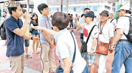 反對校委會決定的學生與示威者，在港大站對出通道對罵。（葉華英攝）