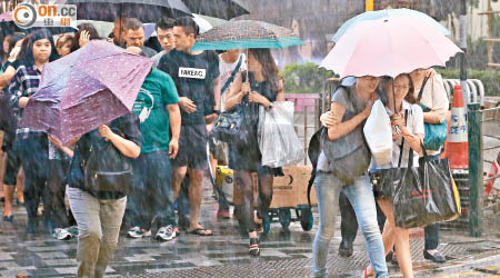 「彩虹」殺到，突然下大雨令市民十分狼狽。（陳章存攝）