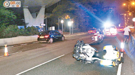 交通警電單車被撞跌，警方在場調查。（何力棋攝）