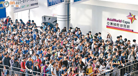 SAT昨在亞洲國際博覽館舉行，應考人數突破一萬人創新高，其中九成為內地考生。（何天成攝）