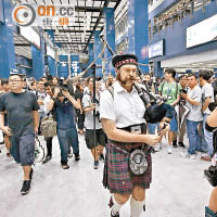 有外籍示威者身穿蘇格蘭傳統服裝，到場演奏蘇格蘭風笛。