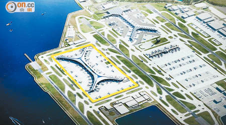 機場擴建第三條跑道，造價高逾一千四百億元，工程備受爭議。