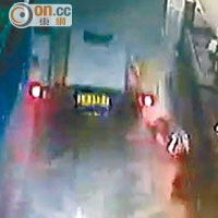 當年 <br>天眼拍下將軍澳隧道公司女職員在收費亭橫過馬路時被密斗車撞倒一刻。