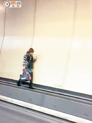 內地女遊客在紅磡海底隧道管道內的石壆行走。