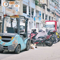 長輝路設有電單車泊位，卻被剷車用作停泊。