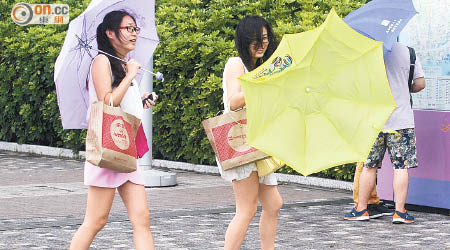 大風大雨不乏吹翻雨傘的狼狽樣子。