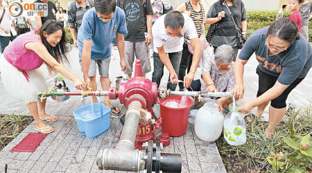啟晴邨食水被驗出含鉛超標，居民紛紛使用街喉取水。
