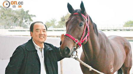 冼鏡煜與其馬王愛駒「蓮華生輝」合照。（資料圖片）