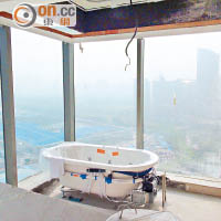 曾蔭權原擬租用的深圳東海花園豪宅，主人房浴室坐擁二百七十度無敵景觀。