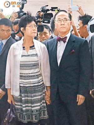 曾蔭權（右）被控兩項公職人員行為失當罪，成為香港歷來被刑事檢控的最高級官員，他昨日抵達東區法院應訊時面如死灰。左為其妻曾鮑笑薇。（陳章存攝）