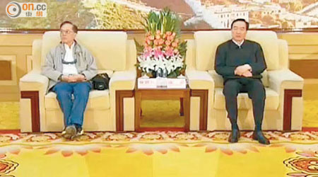 曾蔭權（左）遠赴西藏時，獲內地領導勞師動眾接見。（資料圖片）