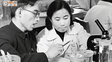 屠呦呦（右）已從事醫學研究多年。圖為她攝於五十年代。（黑白資料圖片）