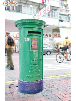 香港郵政計劃把郵筒上英國皇室徽號遮蓋，引起關注團體不滿。（黃雄攝）