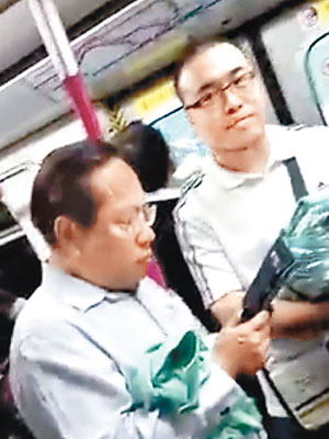 AV仁（左）坐港鐵掛住玩手機變身「柱男」，被網民炮轟缺德。（互聯網圖片）