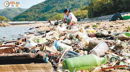每年超過八百萬噸塑料被傾倒入海洋，海洋垃圾中有九成是塑料。