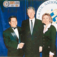吳立勝（左）曾捲入克林頓（中）的政治捐款案。圖為吳與克林頓夫婦合照。（資料圖片）